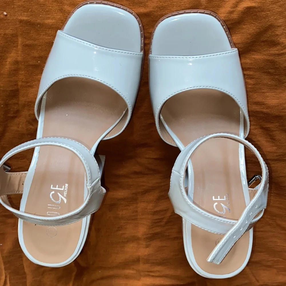 Chunky block heeled sandal - Picture 3 of 4